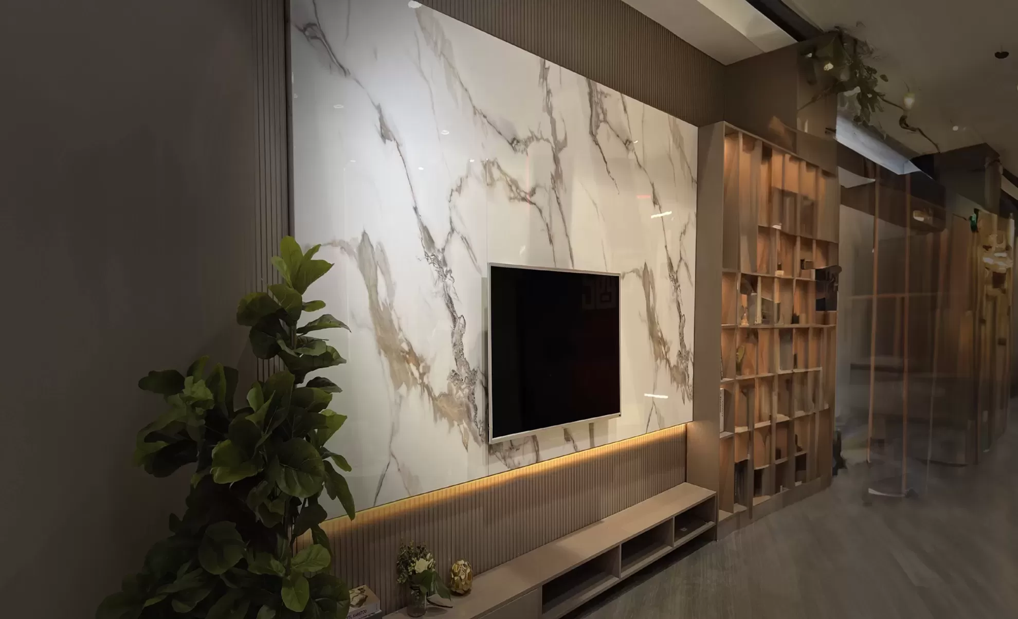 Moderne PVC Wandpaneele in Marmoroptik im Wohnzimmer